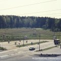 LiikennettÃ¤ Haagassa, NuijamiestentiellÃ¤. LiikennettÃ¤ pellon laidassa sijaitsevan Esson huoltoaseman vieressÃ¤. Kuva CC BY 4.0 Helsingin kaupunginmuseo