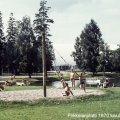 1970 -luku . Pirkkola, pikkulampi eli Pirkkolanplotti. Poikia leikkimässä, taustalla Pirkkolan liikuntapuiston jäähalli. Plotinrinne 7, Pirkkola.